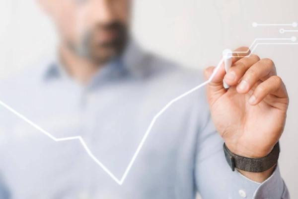 Un inversionista realiza gráficos en una pantalla táctil.