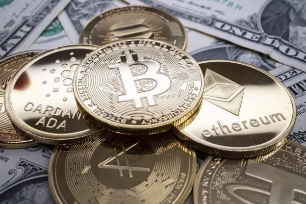 Las criptomonedas Bitcoin y Ethereum, dos altcoins, sobre una superficie de dólares.