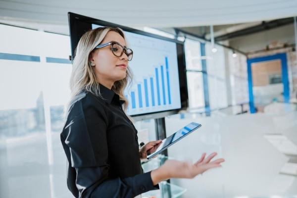 Una mujer líder empresarial expone sobre métodos de inversión.
