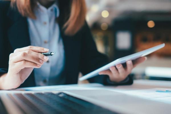 Una empresaria estudia datos financieros para un análisis de riesgo de su compañía.