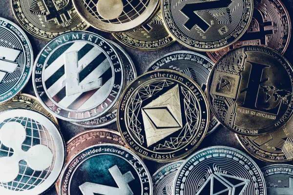 Fondo con varias monedas digitales. Descubre el potencial de la capitalización de criptomonedas.