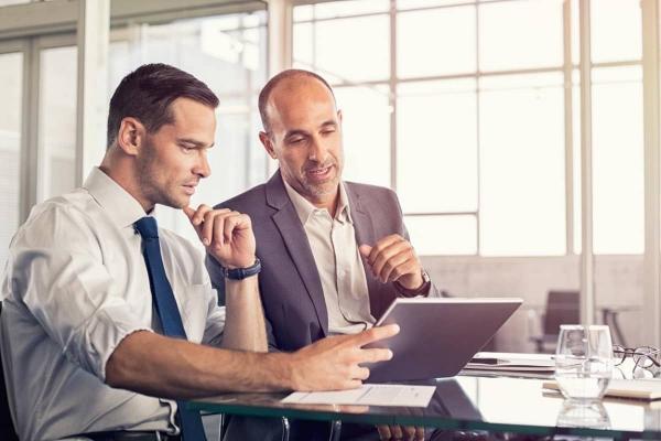 Dos inversores analizan un proyecto de crowdfunding inmobiliario.