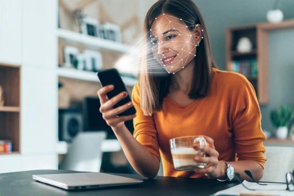 Una joven activa la detección facial en su celular. Esta es una forma de proteger la identidad digital.