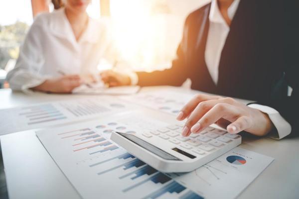 Empresarios calculan su presupuesto para decidir en qué invertir en Argentina.