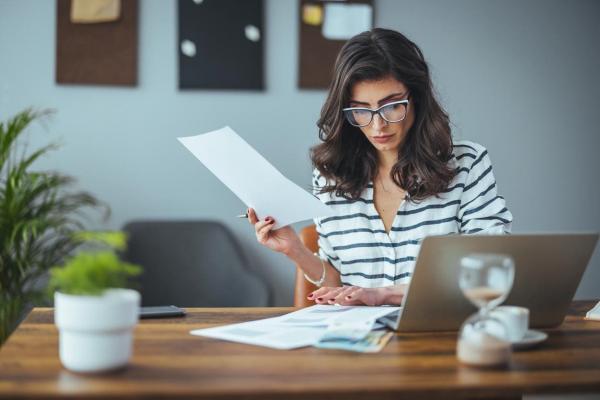 Una mujer revisa su planificación financiera.