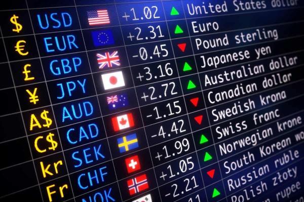 Valores del mercado de divisas proyectados en una pantalla. Conoce aquí si Forex es confiable.