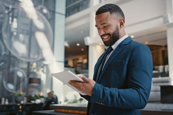 Un hombre de negocios investiga en su tablet cuáles son las mejores opciones para invertir.