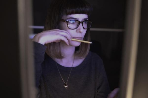 Una trader analiza tendencias de la economía mundial antes de invertir en acciones.