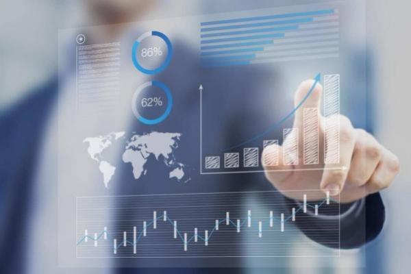 Un financiero analizando datos y estadísticas del IPP en un panel interactivo.