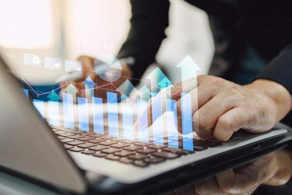  Un empresario revisa en su laptop gráficos sobre inversiones en Perú.