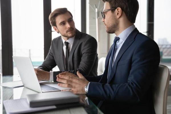 Un inversionista experimentado le explica a un novato lo que son las opciones sobre acciones.