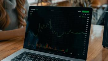 Computadora con gráficos sobre el Dow Jones.