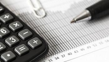 Calculadora y papeles sobre el indicador ADX.