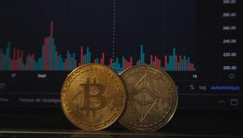 Criptomonedas frente a una computadora con gráficos