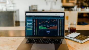Computadora con gráficos sobre NFT