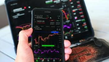 Pantalla de una exchange de criptomonedas, se puede comprar desde el celular. 