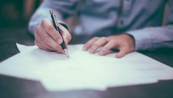 Una persona firma un contrato