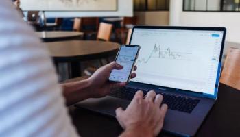 Un criptomonedas gráfico de líneas simplifica el análisis de las variaciones de precios. 